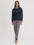 Damen-Model trägt Bündchen-Pyjama aus 100% Baumwolle in Blau, Kariert aus Serie Family & Friends von CALIDA, Vorderansicht