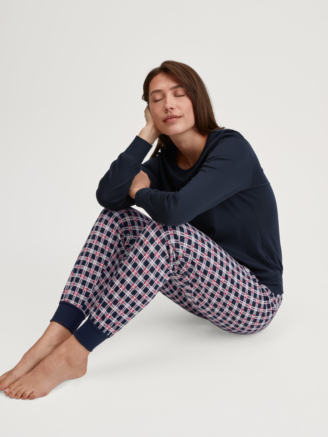 Damen-Model trägt Bündchen-Pyjama aus 100% Baumwolle in Blau, Kariert aus Serie Family & Friends von CALIDA, Vorderansicht