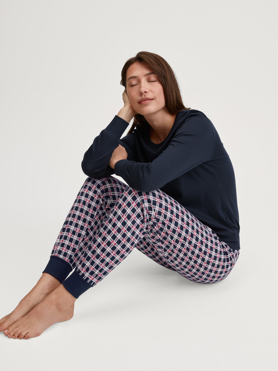 Damen-Model trägt Bündchen-Pyjama aus 100% Baumwolle in Blau, Kariert aus Serie Family & Friends von CALIDA, Vorderansicht