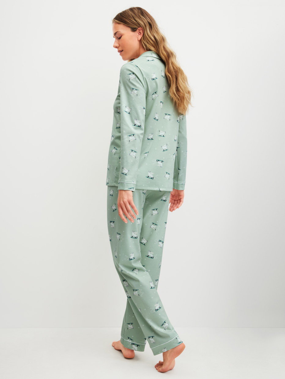 Damen-Model trägt Pyjama, lang aus 100% Baumwolle in Grün, Motiv aus Serie Cat Dreams von CALIDA, Rückansicht