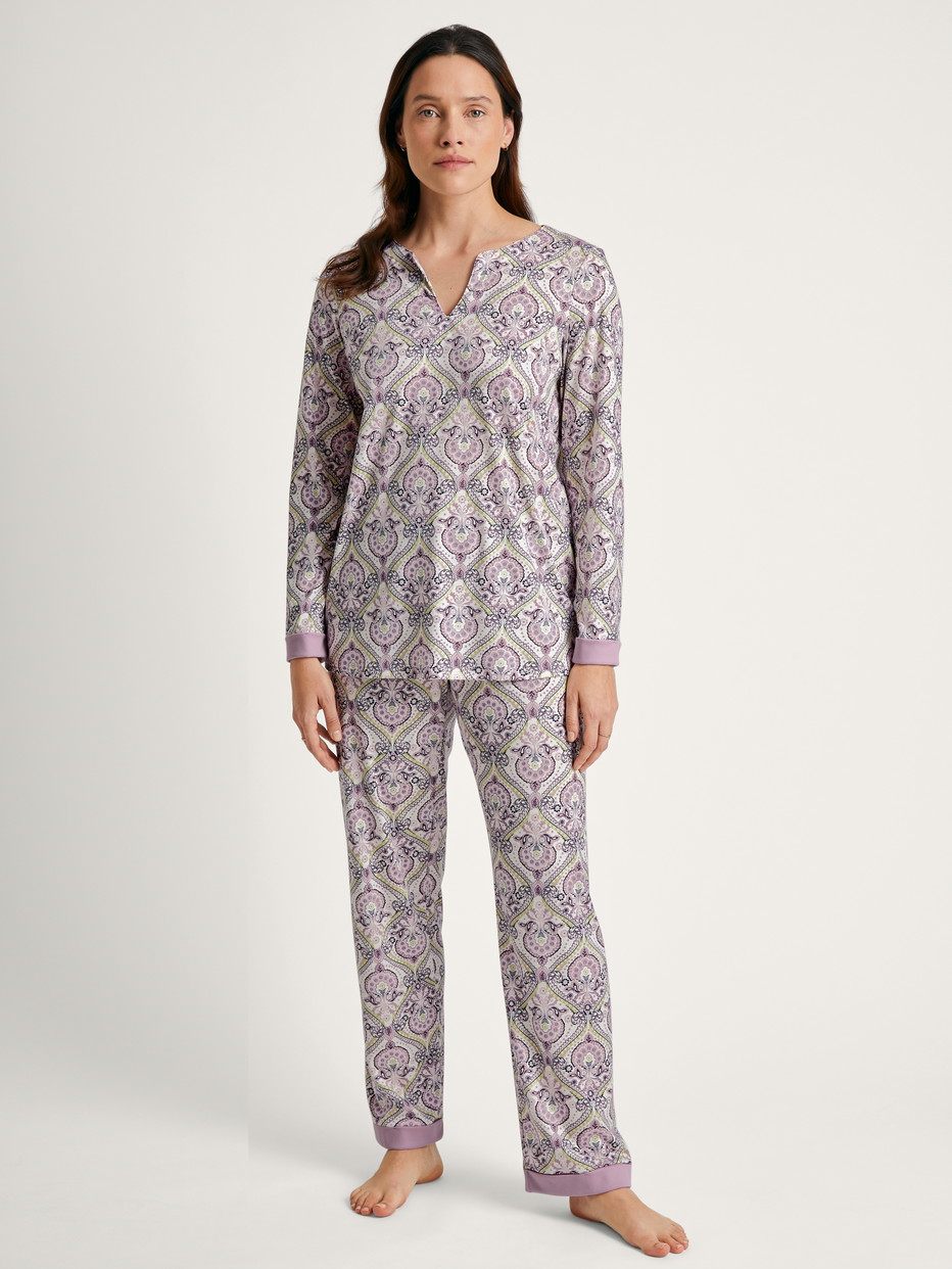 Damen-Model trägt Pyjama, lang aus 100% Baumwolle in Violett, Floral aus Serie Orient Dreams von CALIDA, Vorderansicht