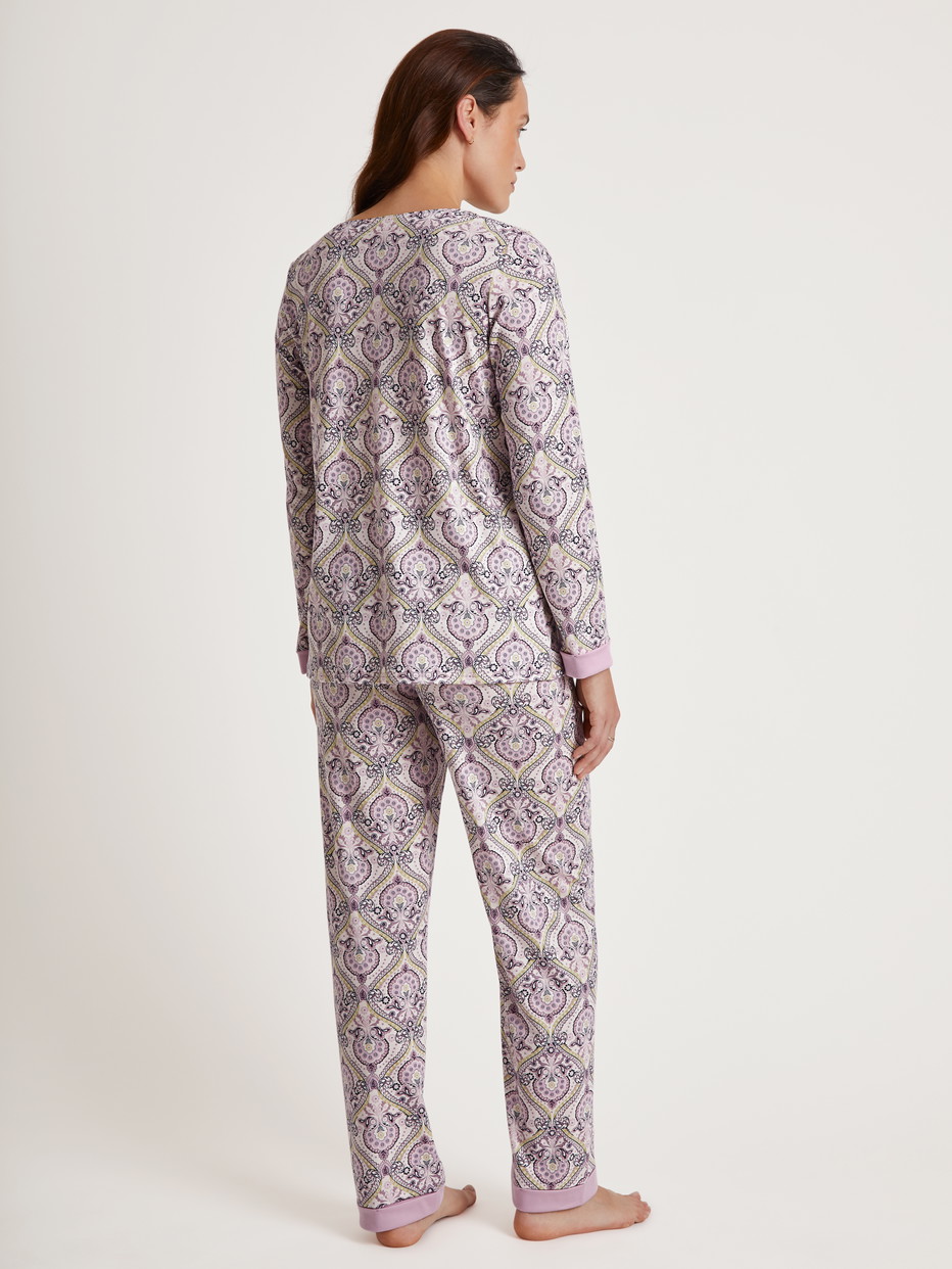 Damen-Model trägt Pyjama, lang aus 100% Baumwolle in Violett, Floral aus Serie Orient Dreams von CALIDA, Rückansicht