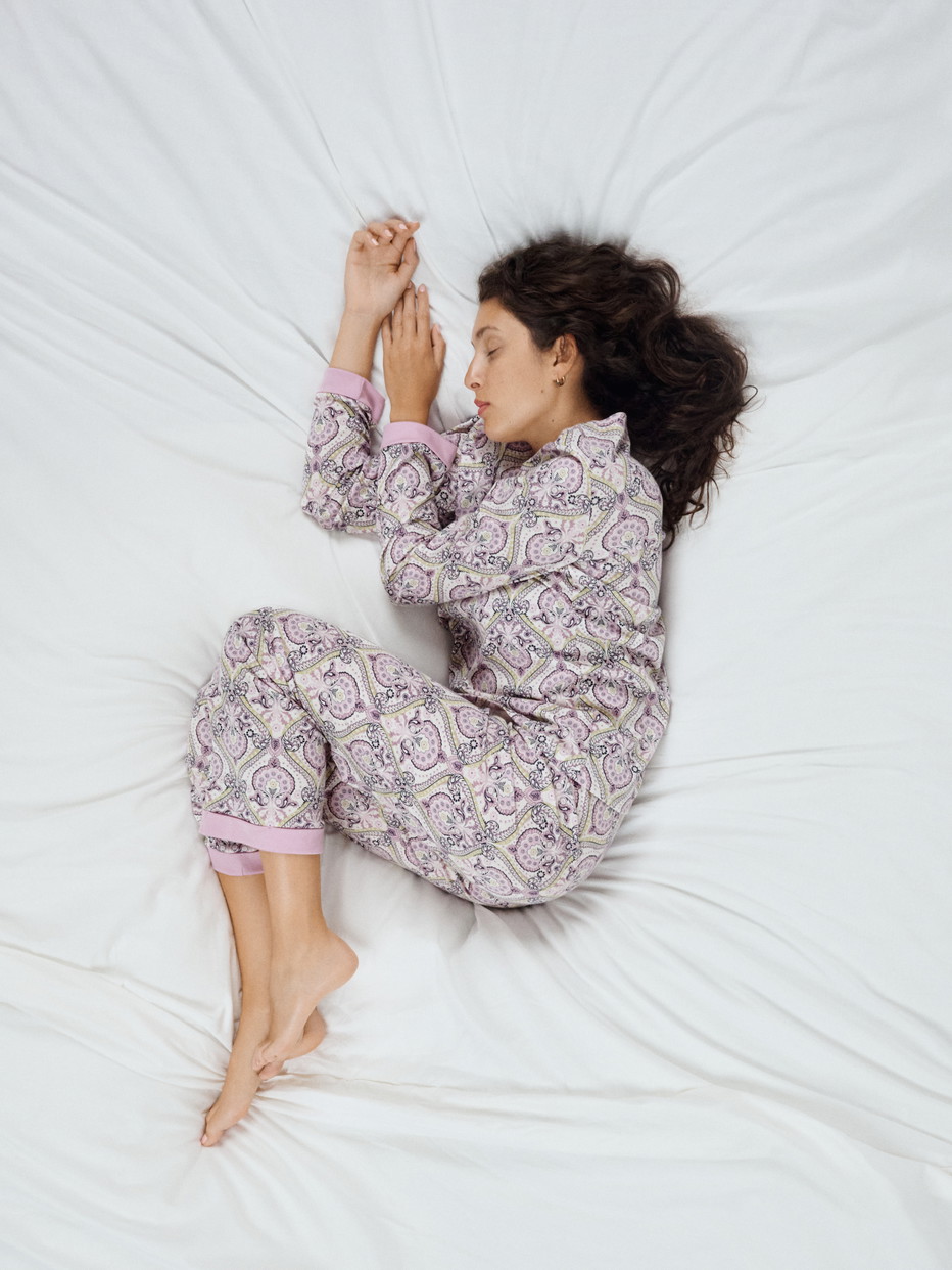 Damen-Model trägt Pyjama, lang aus 100% Baumwolle in Violett, Floral aus Serie Orient Dreams von CALIDA, Vorderansicht