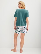 Damen-Model trägt Kurz-Pyjama aus 100% Baumwolle in Türkis, Floral aus Serie Botanic Dreams von CALIDA, Rückansicht