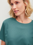 Damen-Model trägt Kurz-Pyjama aus 100% Baumwolle in Türkis, Floral aus Serie Botanic Dreams von CALIDA, Detail