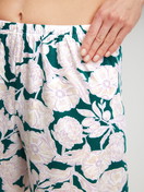 Damen-Model trägt Kurz-Pyjama aus 100% Baumwolle in Türkis, Floral aus Serie Botanic Dreams von CALIDA, Detail
