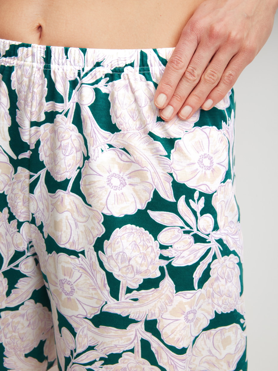 Damen-Model trägt Kurz-Pyjama aus 100% Baumwolle in Türkis, Floral aus Serie Botanic Dreams von CALIDA, Detail