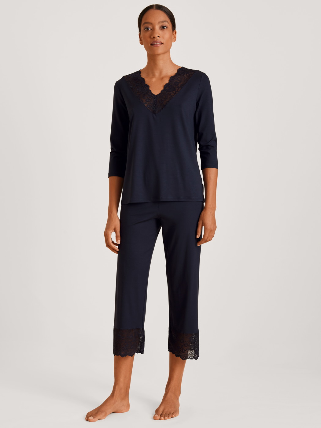 Damen-Model trägt 7/8-Pyjama aus Modal in Blau, Spitze aus Serie Elegant Dreams von CALIDA, Vorderansicht