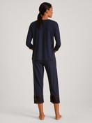 Damen-Model trägt 7/8-Pyjama aus Modal in Blau, Spitze aus Serie Elegant Dreams von CALIDA, Rückansicht