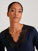 Damen-Model trägt 7/8-Pyjama aus Modal in Blau, Spitze aus Serie Elegant Dreams von CALIDA, Detail