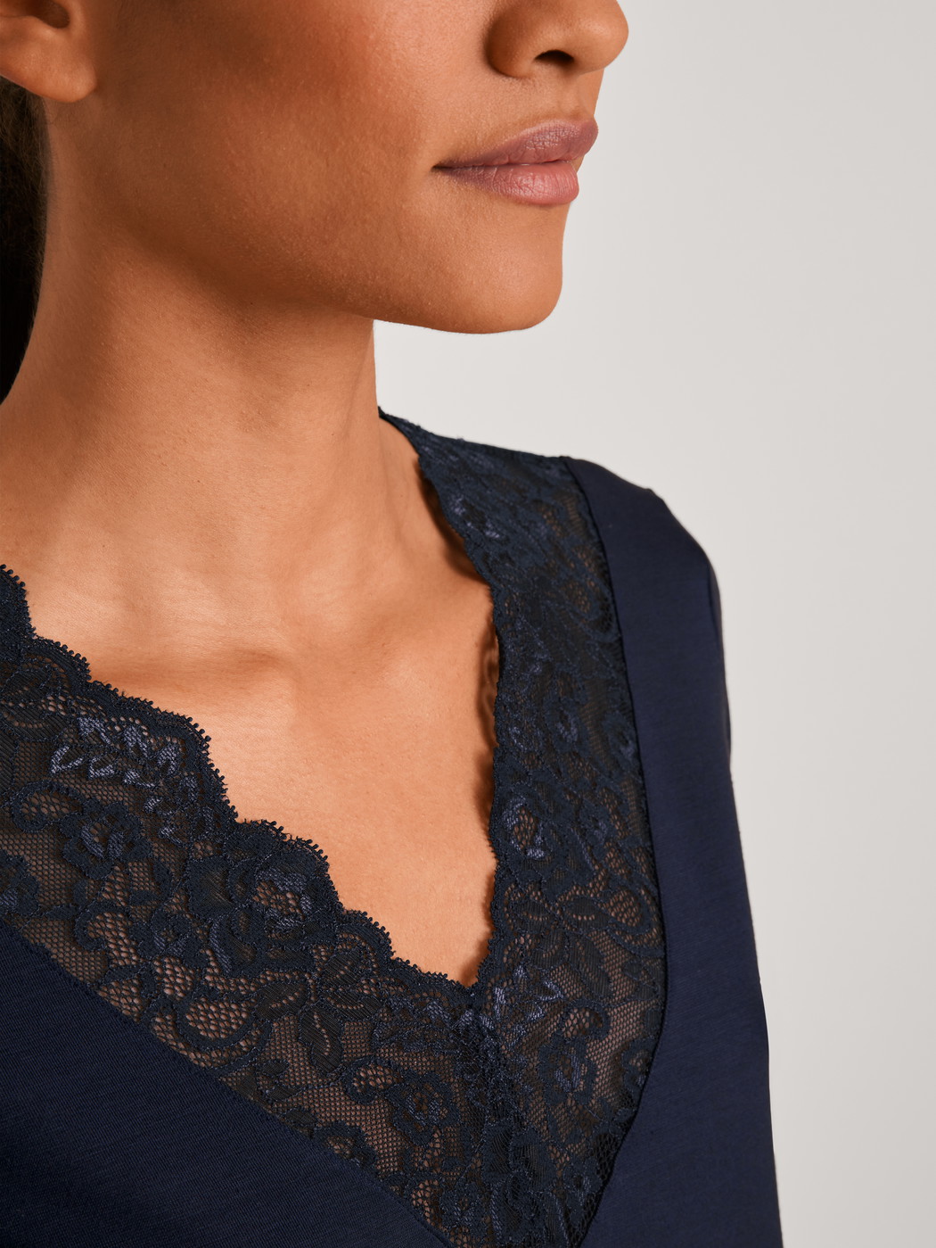 Damen-Model trägt 7/8-Pyjama aus Modal in Blau, Spitze aus Serie Elegant Dreams von CALIDA, Detail