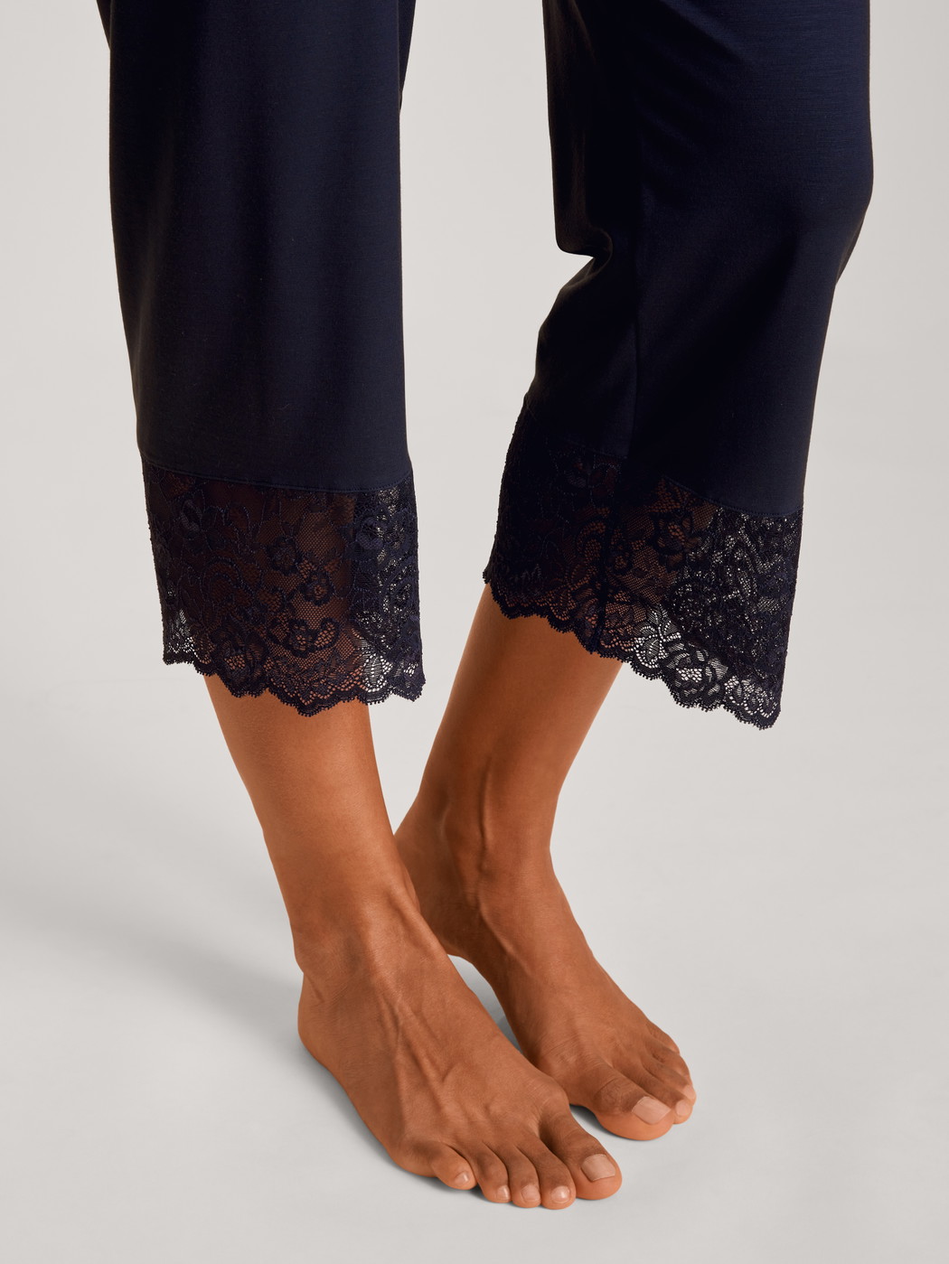 Damen-Model trägt 7/8-Pyjama aus Modal in Blau, Spitze aus Serie Elegant Dreams von CALIDA, Detail