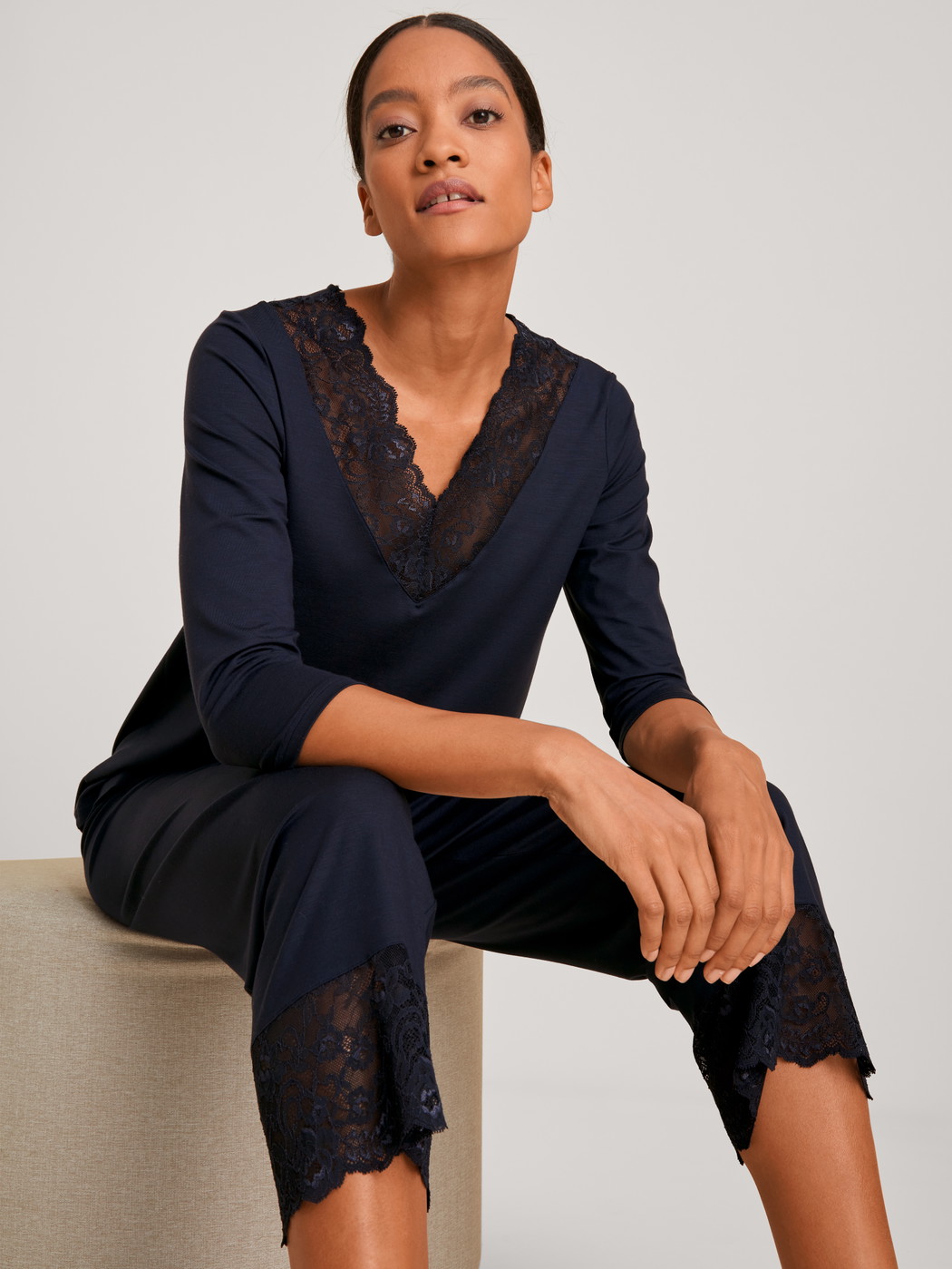 Damen-Model trägt 7/8-Pyjama aus Modal in Blau, Spitze aus Serie Elegant Dreams von CALIDA