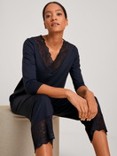 Damen-Model trägt 7/8-Pyjama aus Modal in Blau, Spitze aus Serie Elegant Dreams von CALIDA