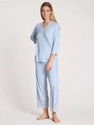 Damen-Model trägt 7/8-Pyjama aus Modal in Blau, Spitze aus Serie Elegant Dreams von CALIDA, Vorderansicht