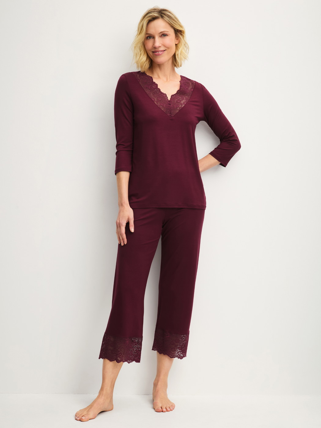 Damen-Model trägt 7/8-Pyjama aus Modal in Rot, Spitze aus Serie Season Special von CALIDA, Vorderansicht