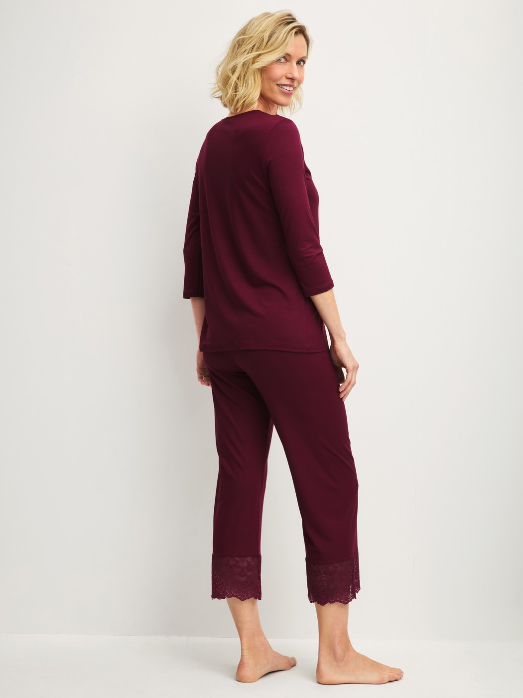 Damen-Model trägt 7/8-Pyjama aus Modal in Rot, Spitze aus Serie Season Special von CALIDA, Rückansicht