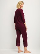 Damen-Model trägt 7/8-Pyjama aus Modal in Rot, Spitze aus Serie Season Special von CALIDA, Rückansicht