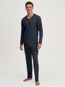 Le mannequin Homme porte le/la Pyjama, longue en 100% coton de couleur Bleu, À motifs, de la série Relax Streamline de CALIDA, Vue de face
