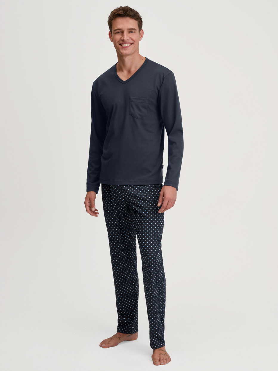Herren-Model trägt Pyjama, lang aus 100% Baumwolle in Blau, Gemustert aus Serie Relax Streamline von CALIDA, Vorderansicht
