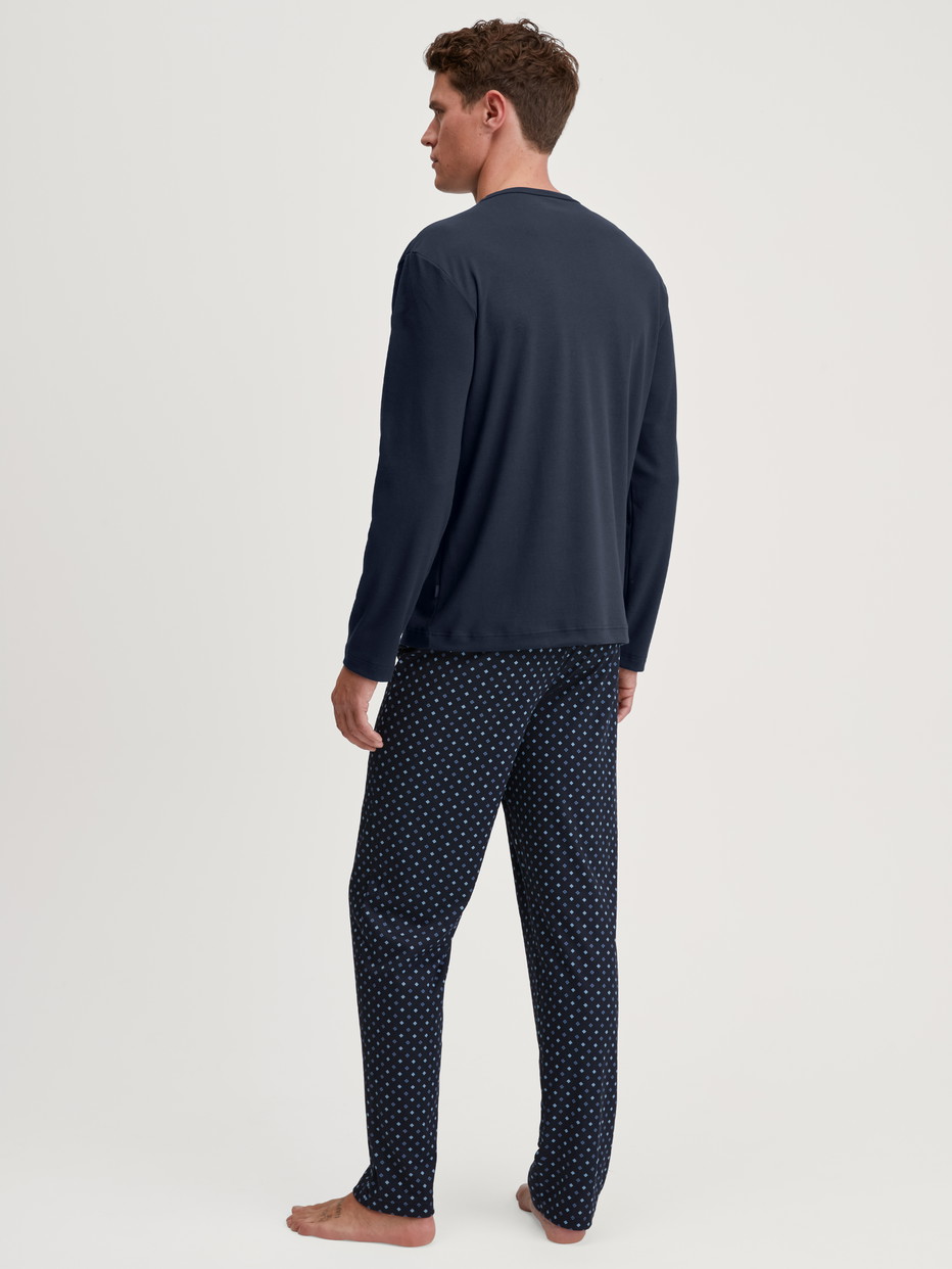 Herren-Model trägt Pyjama, lang aus 100% Baumwolle in Blau, Gemustert aus Serie Relax Streamline von CALIDA, Rückansicht