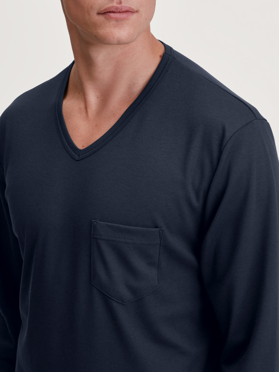 Herren-Model trägt Pyjama, lang aus 100% Baumwolle in Blau, Gemustert aus Serie Relax Streamline von CALIDA, Detail