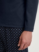 Le mannequin Homme porte le/la Pyjama, longue en 100% coton de couleur Bleu, À motifs, de la série Relax Streamline de CALIDA, Détail