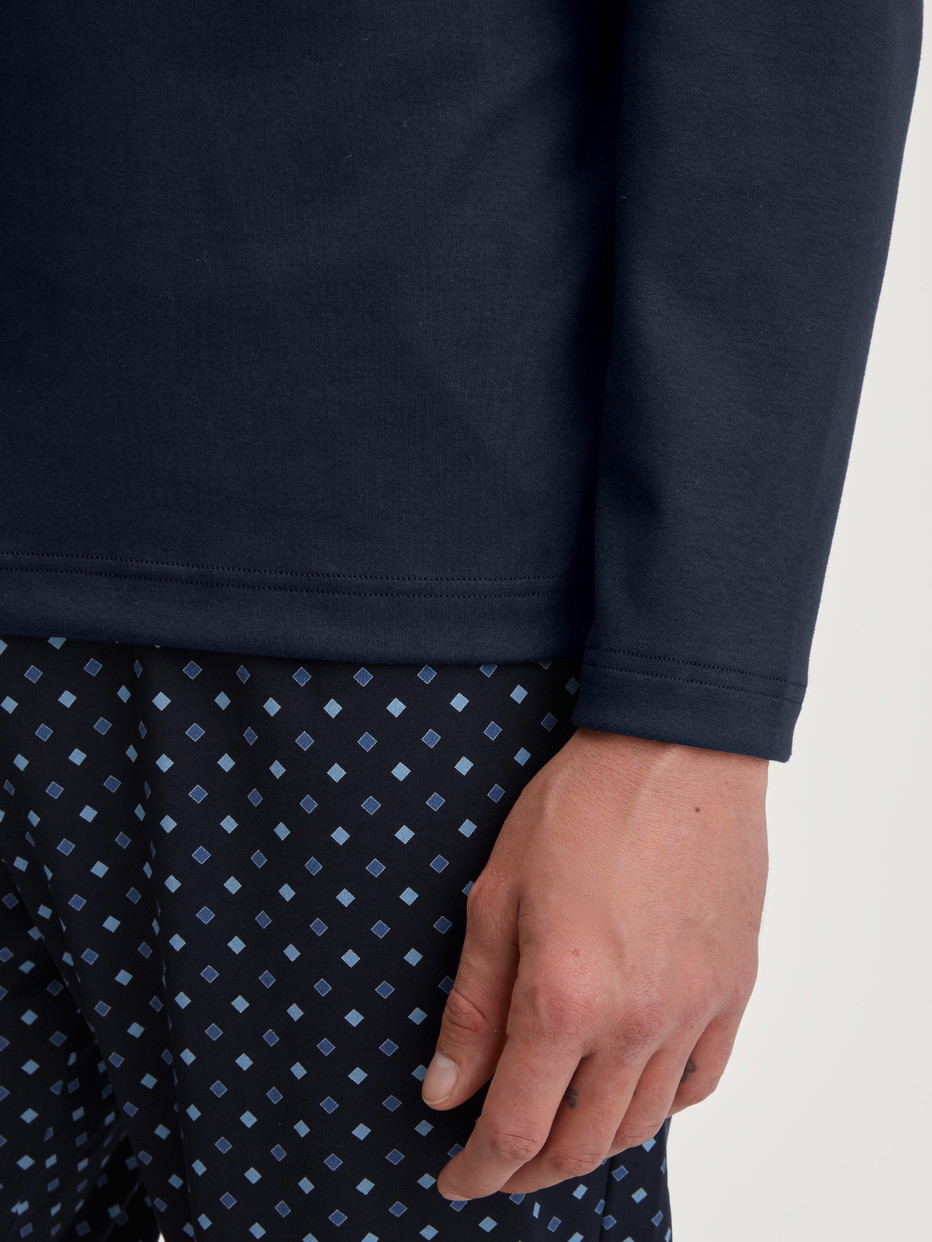 Herren-Model trägt Pyjama, lang aus 100% Baumwolle in Blau, Gemustert aus Serie Relax Streamline von CALIDA, Detail