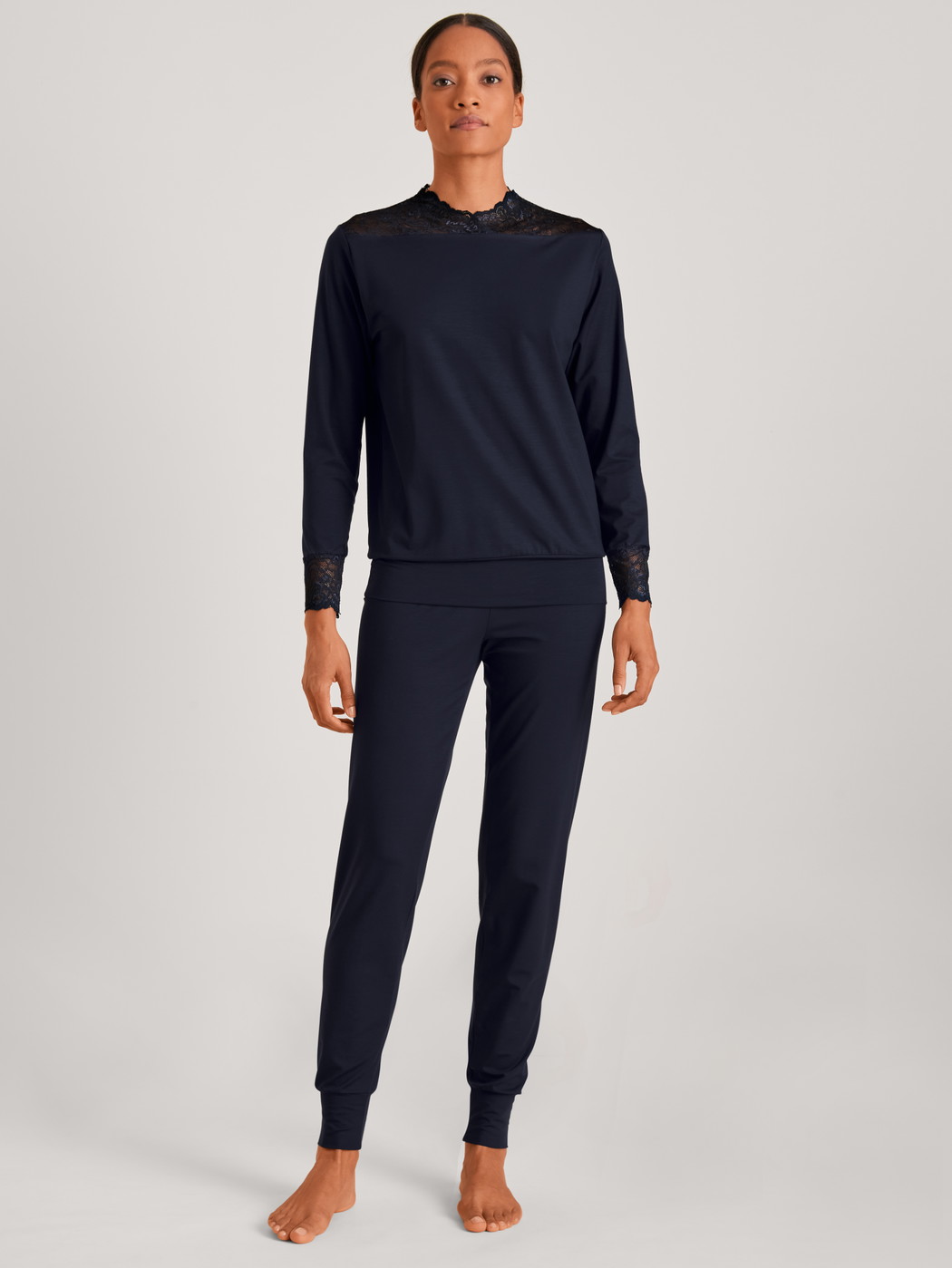 Damen-Model trägt Bündchen-Pyjama aus Modal in Blau, Spitze aus Serie Elegant Dreams von CALIDA, Vorderansicht