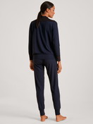 Damen-Model trägt Bündchen-Pyjama aus Modal in Blau, Spitze aus Serie Elegant Dreams von CALIDA, Rückansicht