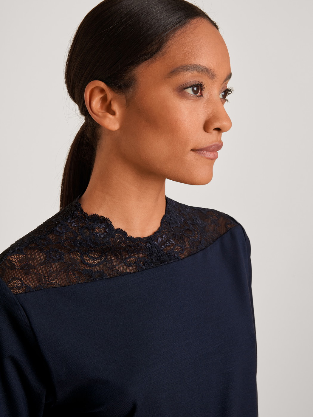 Damen-Model trägt Bündchen-Pyjama aus Modal in Blau, Spitze aus Serie Elegant Dreams von CALIDA, Detail