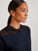 Damen-Model trägt Bündchen-Pyjama aus Modal in Blau, Spitze aus Serie Elegant Dreams von CALIDA, Detail
