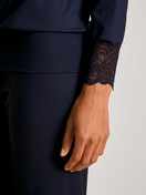 Damen-Model trägt Bündchen-Pyjama aus Modal in Blau, Spitze aus Serie Elegant Dreams von CALIDA, Detail