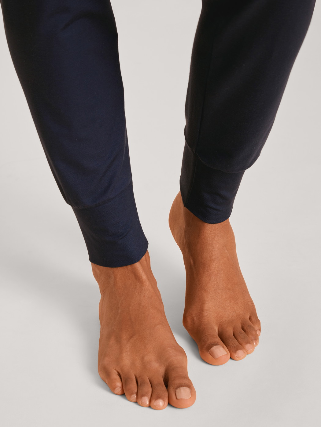 Damen-Model trägt Bündchen-Pyjama aus Modal in Blau, Spitze aus Serie Elegant Dreams von CALIDA, Detail