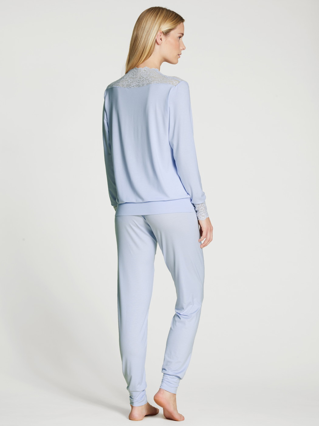 Damen-Model trägt Bündchen-Pyjama aus Modal in Blau, Spitze aus Serie Elegant Dreams von CALIDA, Rückansicht