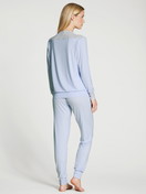 Damen-Model trägt Bündchen-Pyjama aus Modal in Blau, Spitze aus Serie Elegant Dreams von CALIDA, Rückansicht