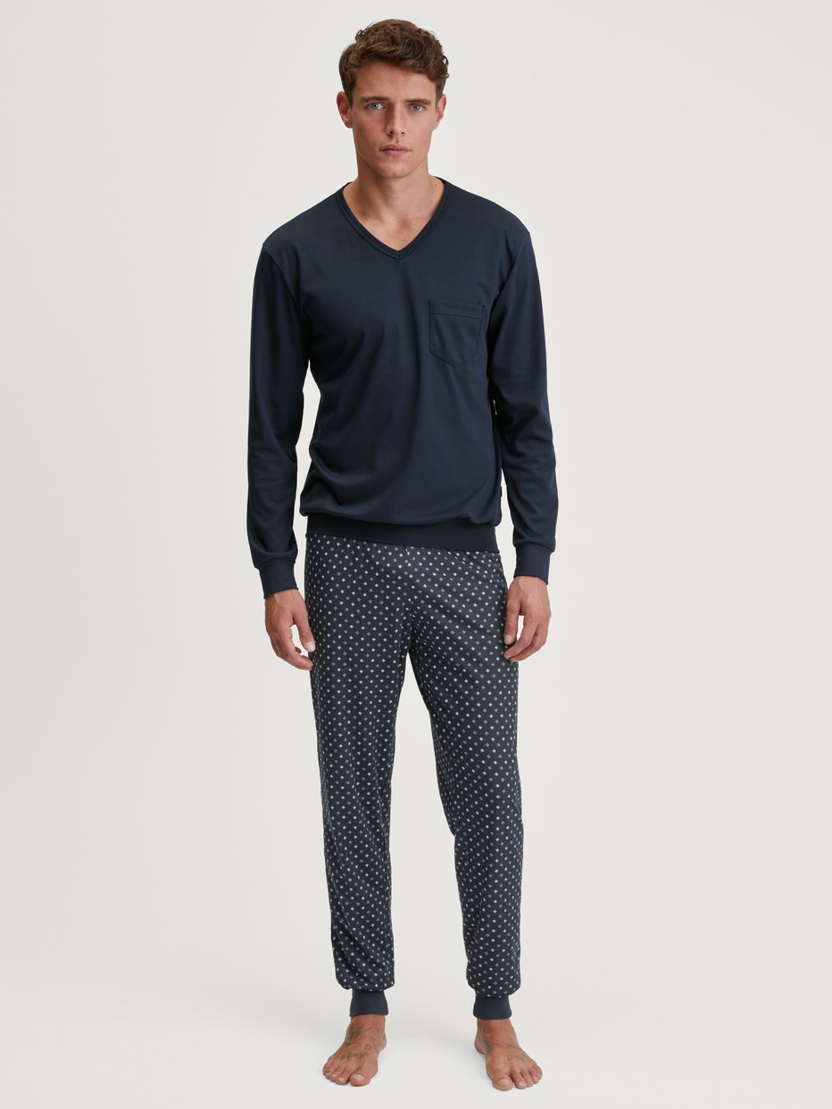 Herren-Model trägt Bündchen-Pyjama aus 100% Baumwolle in Blau, Gemustert aus Serie Relax Streamline von CALIDA, Vorderansicht