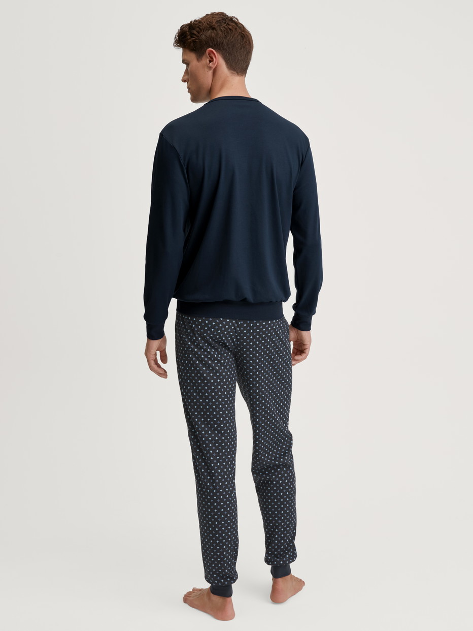 Herren-Model trägt Bündchen-Pyjama aus 100% Baumwolle in Blau, Gemustert aus Serie Relax Streamline von CALIDA, Rückansicht