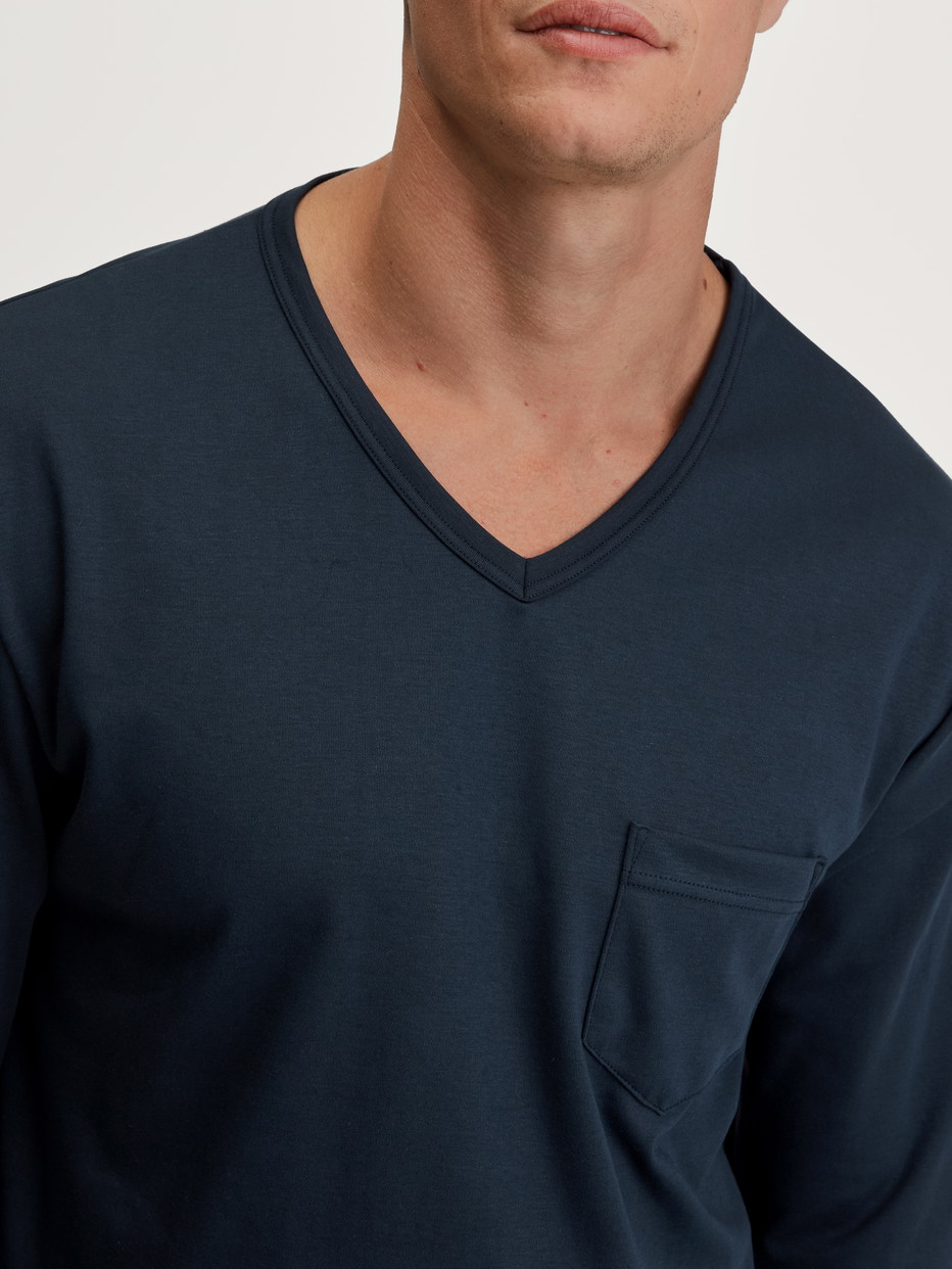 Herren-Model trägt Bündchen-Pyjama aus 100% Baumwolle in Blau, Gemustert aus Serie Relax Streamline von CALIDA, Detail