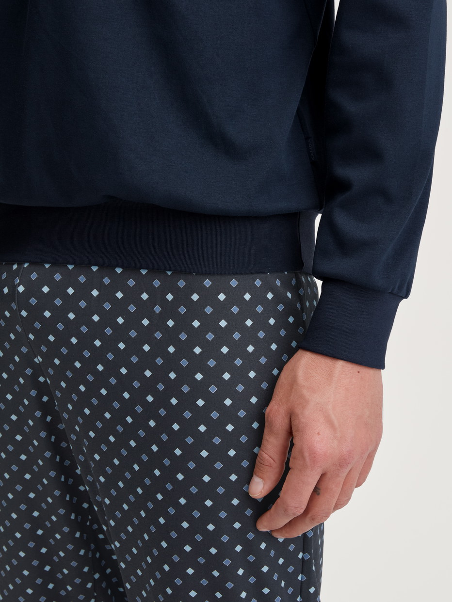 Herren-Model trägt Bündchen-Pyjama aus 100% Baumwolle in Blau, Gemustert aus Serie Relax Streamline von CALIDA, Detail