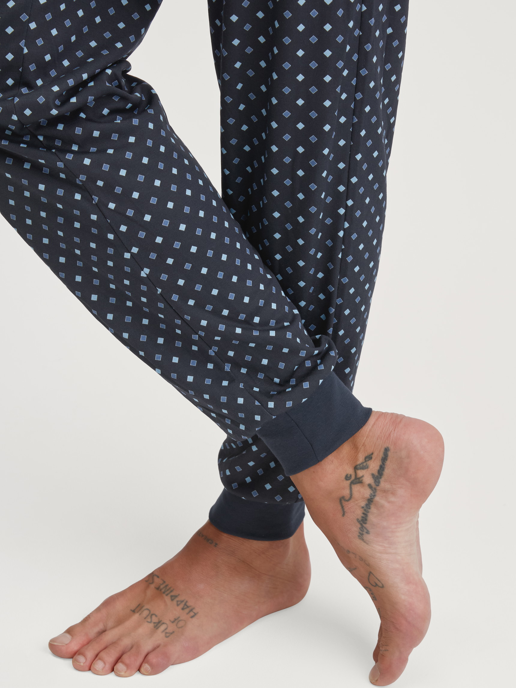 Men model is wearing Pyjama with cuff made of 100% Cotton in Blue, Patterned from the Relax Streamline series by CALIDA, Detail
