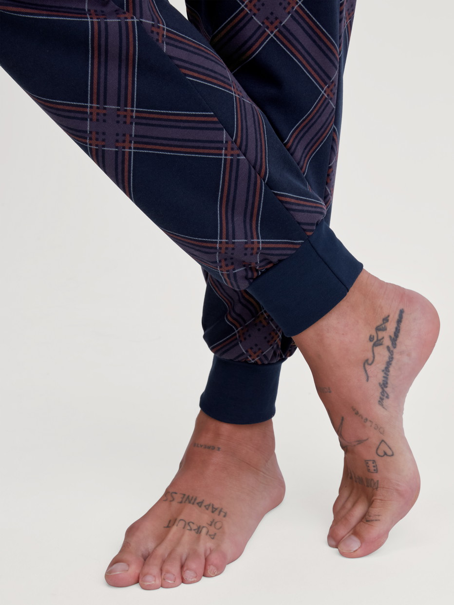 Herren-Model trägt Bündchen-Pyjama aus 100% Baumwolle in Blau, Gemustert aus Serie Relax Comfy 4 von CALIDA, Detail
