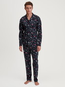 Herren-Model trägt Pyjama mit Knöpfen aus 100% Baumwolle in Blau, Gemustert aus Serie Family & Friends von CALIDA, Vorderansicht