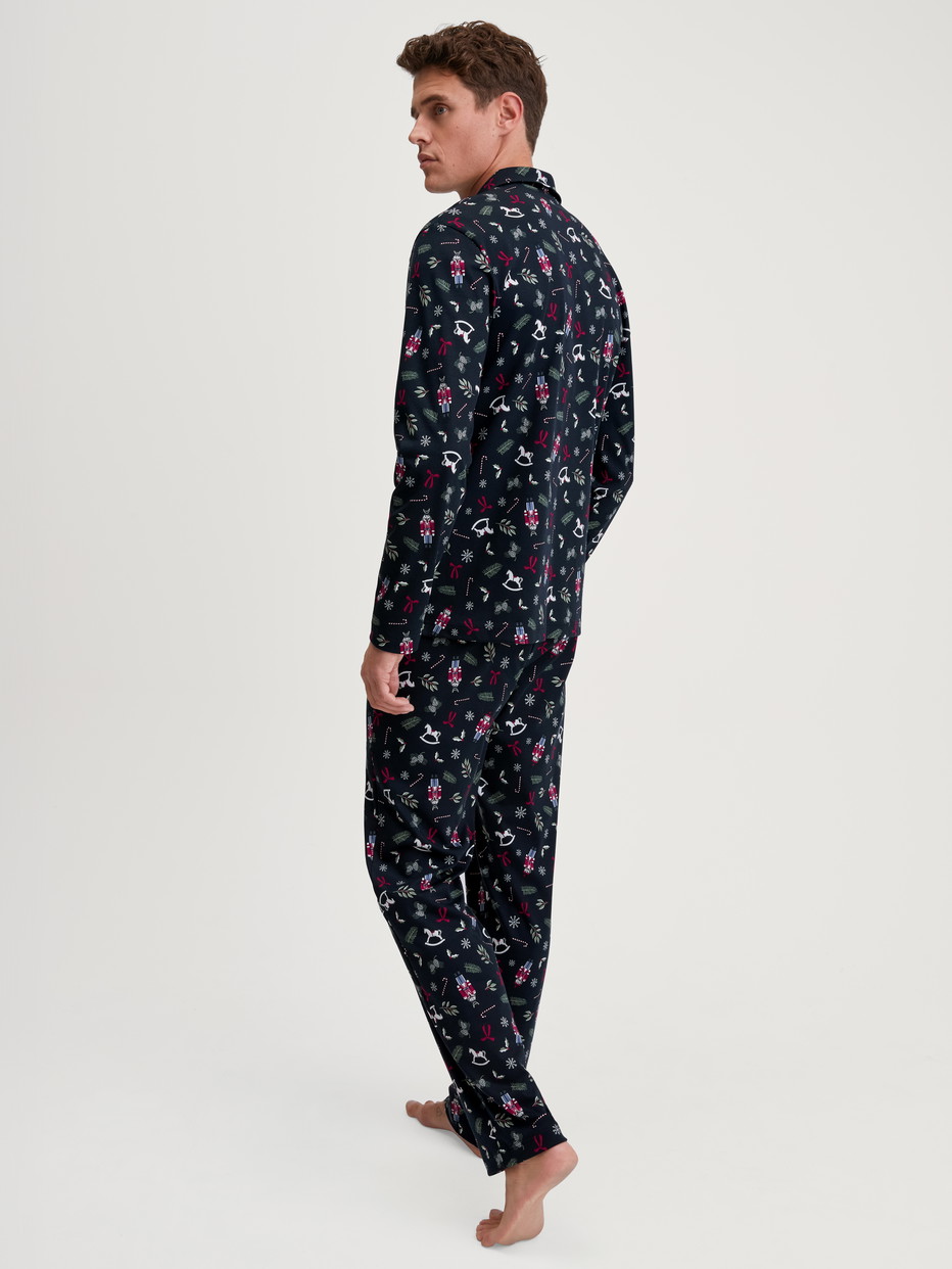 Herren-Model trägt Pyjama mit Knöpfen aus 100% Baumwolle in Blau, Gemustert aus Serie Family & Friends von CALIDA, Rückansicht
