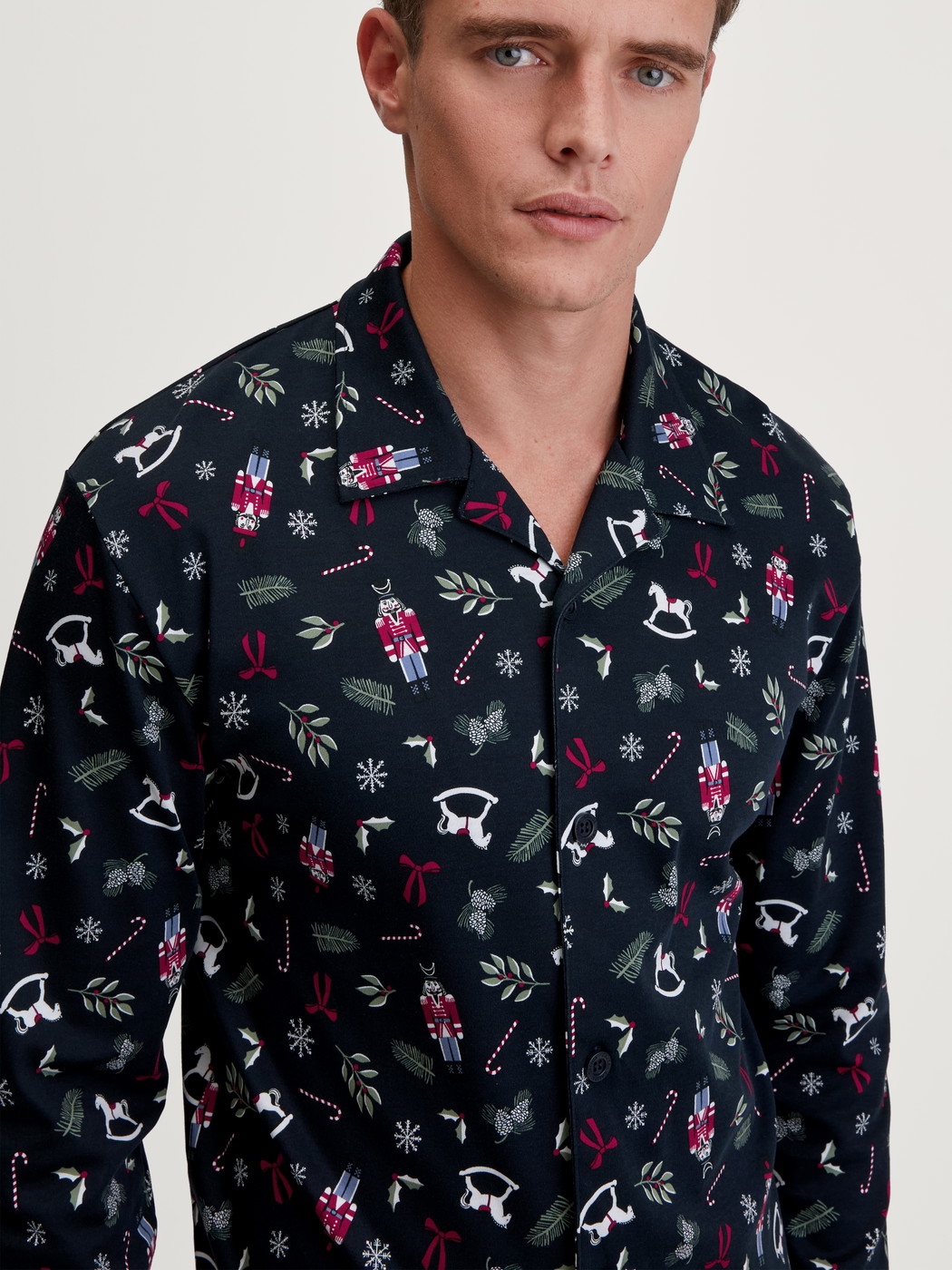 Herren-Model trägt Pyjama mit Knöpfen aus 100% Baumwolle in Blau, Gemustert aus Serie Family & Friends von CALIDA, Detail