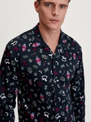 Herren-Model trägt Pyjama mit Knöpfen aus 100% Baumwolle in Blau, Gemustert aus Serie Family & Friends von CALIDA, Detail