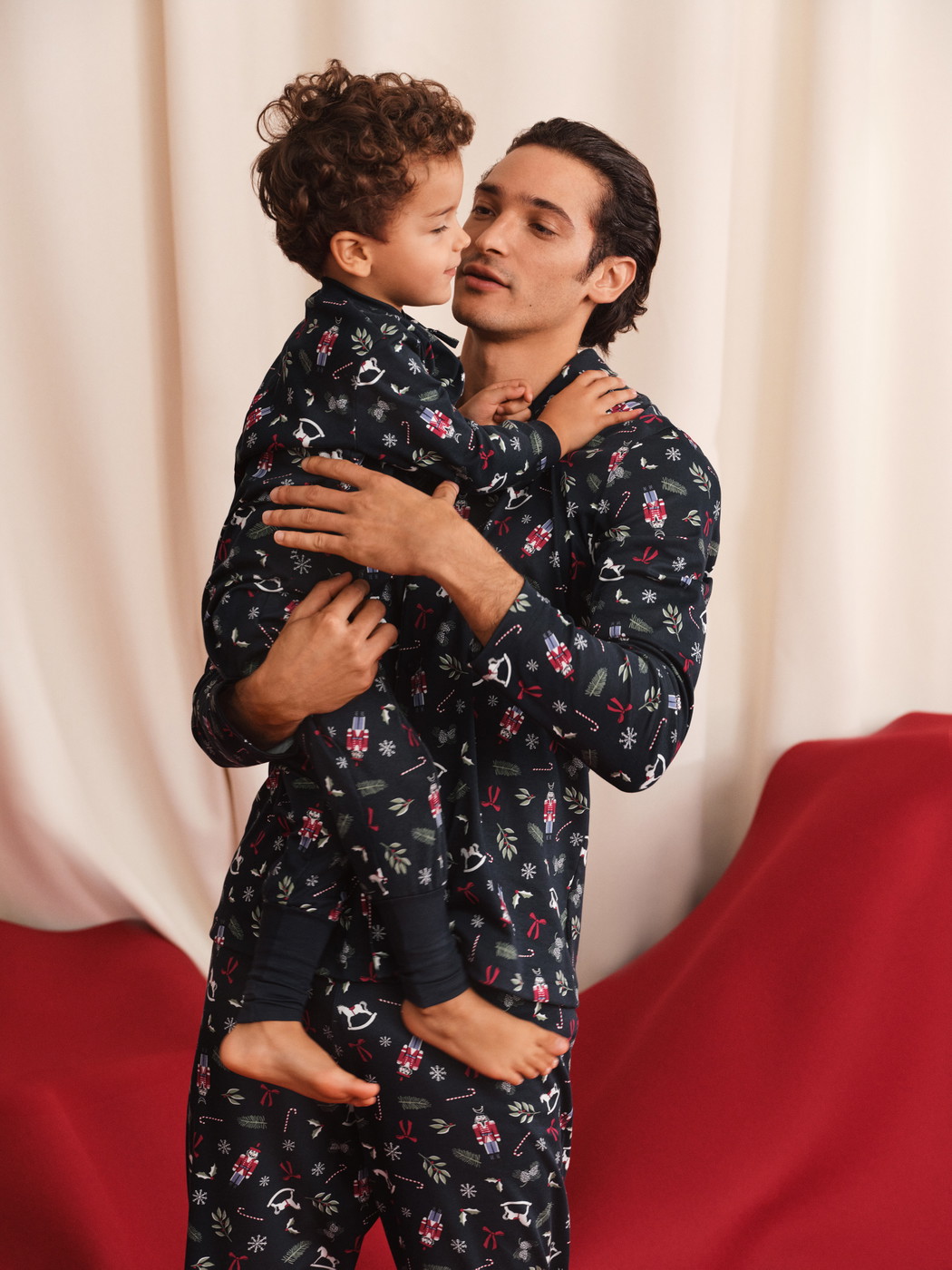 Herren-Model trägt Pyjama mit Knöpfen aus 100% Baumwolle in Blau, Gemustert aus Serie Family & Friends von CALIDA, Zusatzbild