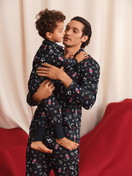 Herren-Model trägt Pyjama mit Knöpfen aus 100% Baumwolle in Blau, Gemustert aus Serie Family & Friends von CALIDA, Zusatzbild