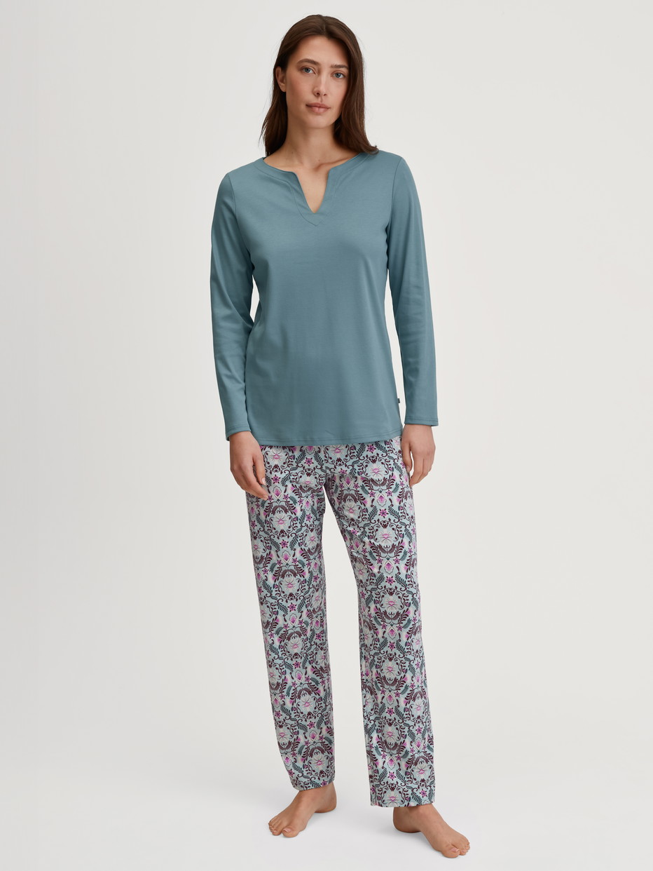 Damen-Model trägt Pyjama, lang aus 100% Baumwolle in Blau, Gemustert aus Serie Autumn Dreams von CALIDA, Vorderansicht