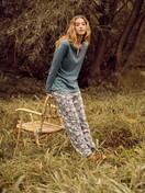 La modella / Il modello Donna indossa Pigiami, lunghi in 100% cotone di colore Blu, Modello, della serie Autumn Dreams di CALIDA, Immagine aggiuntiva